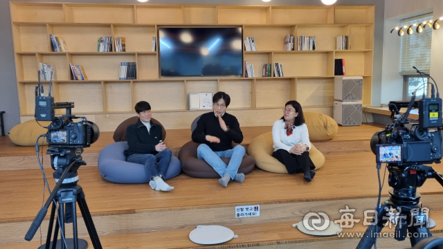 영남이공대 유튜브 채널에서 맹활약하고 있는 교수 3인방. 사진 왼쪽부터 김윤정 보건의료행정과 교수, 최영오 건축과 교수, 오형준 소프트웨어콘텐츠계열 교수. 영남이공대 제공