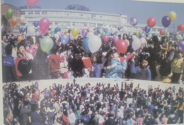 학생들이 개교 100주년을 기념해 풍선을 날리고 있다. 학교 제공