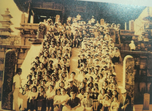 1970년 소풍을 떠난 학생들. 당시 학생수가 많았음을 알려주는 모습이다. 학교 제공