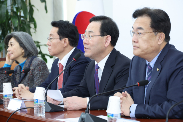 국민의힘 주호영 원내대표가 2일 오전 국회에서 열린 비상대책위원회의에서 발언하고 있다. 오른쪽은 정진석 비대위원장. 연합뉴스