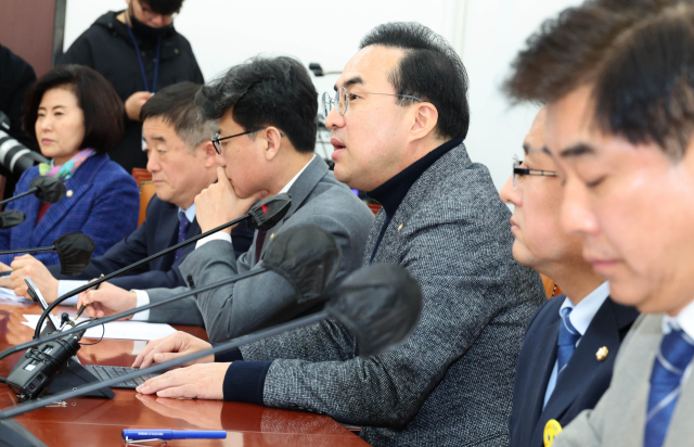 더불어민주당 박홍근 원내대표가 2일 국회에서 열린 정책조정회의에서 윤석열 대통령의 3·1절 기념사에 관해 비판하고 있다. 연합뉴스