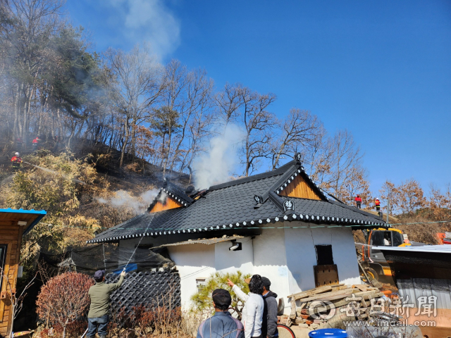 출동한 소방관들이 화재를 진압하고 있다. 독자 제공