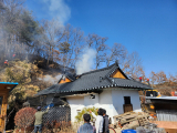 출동한 소방관들이 화재를 진압하고 있다. 독자 제공