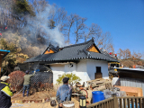 출동한 소방관들이 화재를 진압하고 있다. 독자 제공