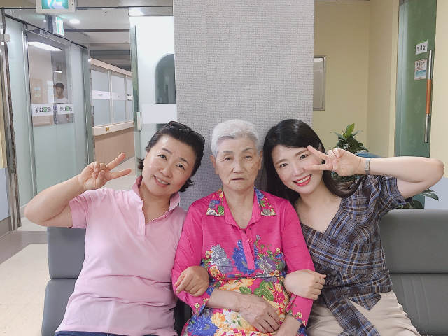 외할머니 고 박영옥(사진 가운데) 씨와 이혜인(사진 오른쪽) 씨, 이혜인 씨 어머니(사진 왼쪽)가 함께 찍은 사진. 이혜인 씨 제공.
