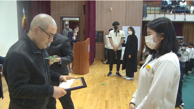 최진민 귀뚜라미그룹 회장이 2일 대구공업고등학교에서 장학 증서를 전달하고 있다. 귀뚜라미그룹 제공