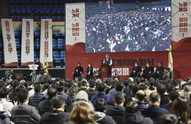 김동명 한국노총 위원장이 28일 오후 서울 잠실학생체육관에서 열린 