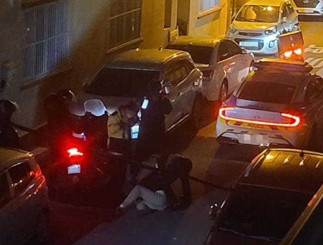 지난 1일 경남 창원에서 음주운전 후 사고를 일으키고 도주한 운전자를 배달 기사들이 뒤쫓아 붙잡았다. 온라인 커뮤니티 캡처