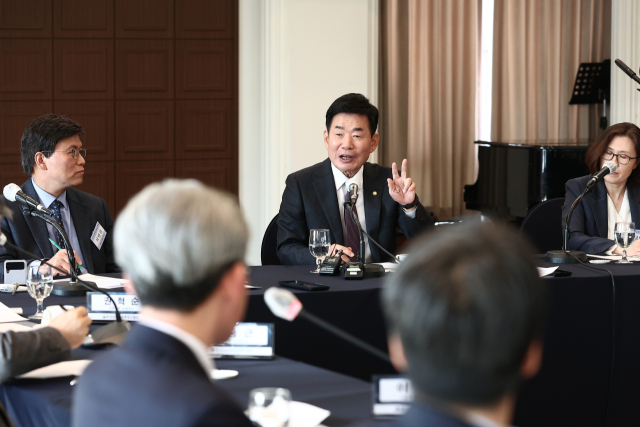 김진표 국회의장이 2일 서울 프레스센터에서 열린 한국신문방송편집인협회 초청 간담회에서 발언하고 있다. 연합뉴스
