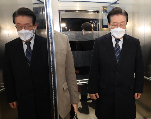 이재명 더불어민주당 대표가 2일 오후 국회 대표실에서 비공개회의를 마친 뒤 밖으로 나가며 엘리베이터를 타고 있다. 연합뉴스