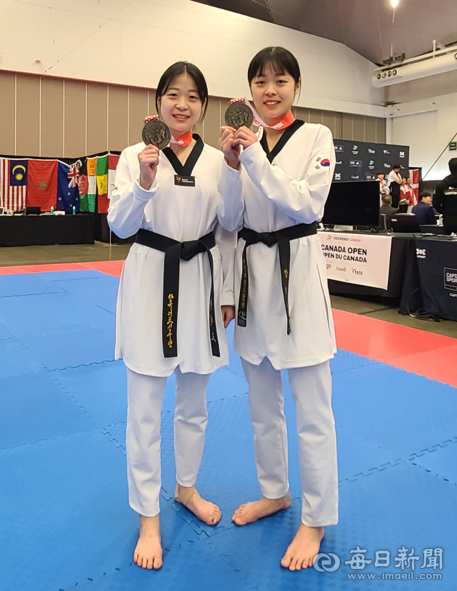 2023 캐나다 오픈 국제태권도대회에서 나란히 금메달을 거머쥔 영천시청 태권도단 강보라(오른쪽), 미르 선수 자매. 영천시 제공