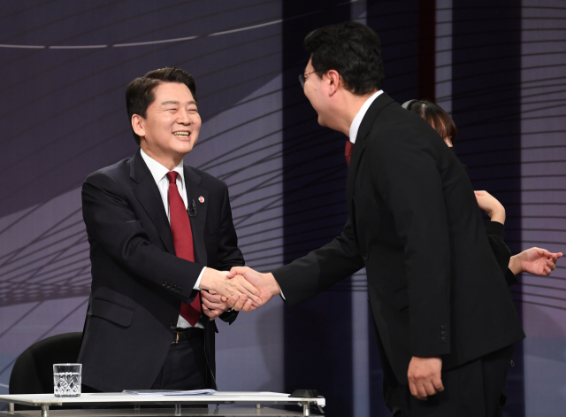 국민의힘 안철수 당대표 후보와 천하람 당대표 후보가 22일 서울 여의도 KBS에서 열린 TV토론회에서 악수하고 있다. 연합뉴스