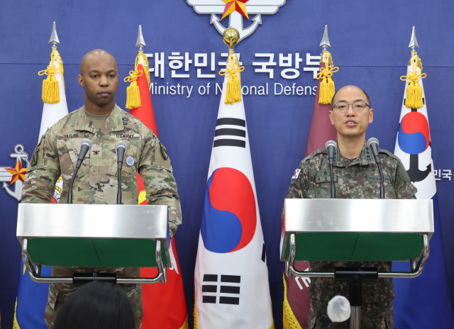 이성준 합동참모본부 공보실장과 아이작 테일러 한미연합사 공보실장이 3일 오전 서울 용산구 국방부에서 한미 