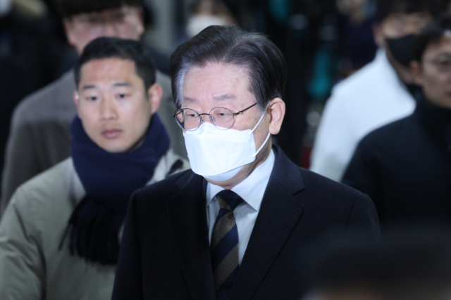지난 대선 과정에서 허위 발언을 한 혐의로 재판에 넘겨진 더불어민주당 이재명 대표가 3일 오전 서초구 서울중앙지방법원에서 열린 공직선거법 위반 혐의 사건 첫 재판에 출석하기 위해 법정으로 향하고 있다. 연합뉴스