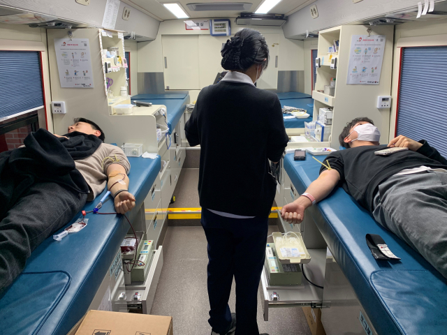한국산업단지공단 경북지역본부와 구미전자정보기술원 내 입주기업 근로자들이 사랑의 헌혈 행사를 하고 있다. 한국산업단지공단 제공