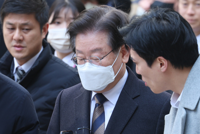 지난 대선 과정에서 허위 발언을 한 혐의로 재판에 넘겨진 더불어민주당 이재명 대표가 3일 오전 서초구 서울중앙지방법원에서 열린 공직선거법 위반 혐의 사건 첫 재판이 휴정하자 청사를 나서고 있다. 연합뉴스