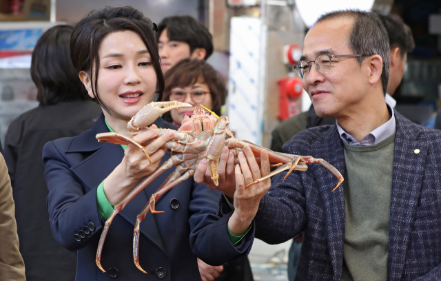 김건희 여사가 3일 경북 포항 죽도시장을 방문해 대게를 살펴보고 있다. 김영진 기자 kyjmaeil@imaeil.com
