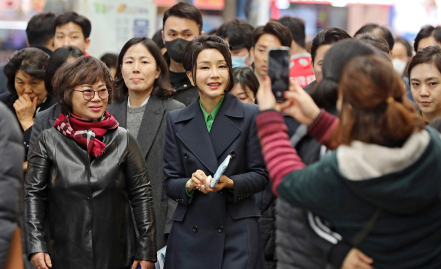 김건희 여사가 3일 경북 포항 죽도시장을 방문해 상인회 관계자와 이야기를 나누며 시장을 둘러보고 있다. 김영진 기자 kyjmaeil@imaeil.com