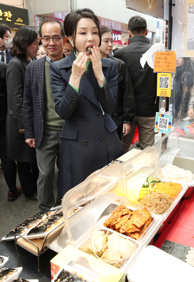 김건희 여사가 3일 경북 포항 죽도시장을 방문해 김밥을 맛보고 있다. 김영진 기자 kyjmaeil@imaeil.com