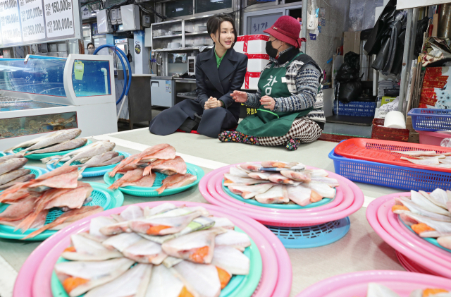 김건희 여사가 3일 경북 포항 죽도시장을 방문해 상인과 대화하고 있다. 김영진 기자 kyjmaeil@imaeil.com
