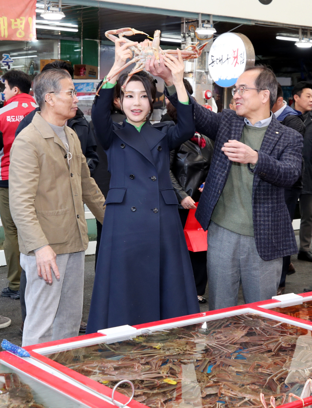 김건희 여사가 3일 경북 포항 죽도시장을 방문해 대게를 살펴보고 있다. 김영진 기자 kyjmaeil@imaeil.com