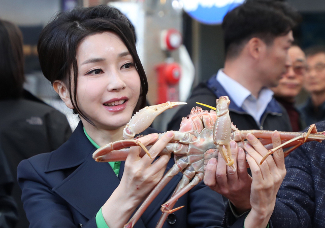 김건희 여사가 3일 경상북도 포항시 죽도시장을 방문, 대게를 살펴보고 있다. 연합뉴스