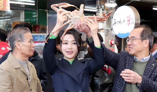 김건희 여사가 3일 경북 포항 죽도시장을 방문해 대게를 살펴보고 있다. 김영진 기자 kyjmaeil@imaeil.com