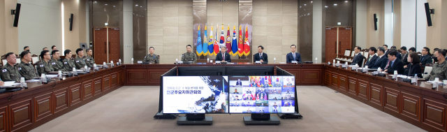 이종섭 국방부 장관이 3일 서울 용산구 국방부 청사에서 김승겸 합동참모의장, 박정환 육군참모총장, 이종호 해군참모총장, 정상화 공군참모총장, 김계환 해병대사령관 등 국방부·합참·각 군의 주요 직위자들이 참석한 가운데 