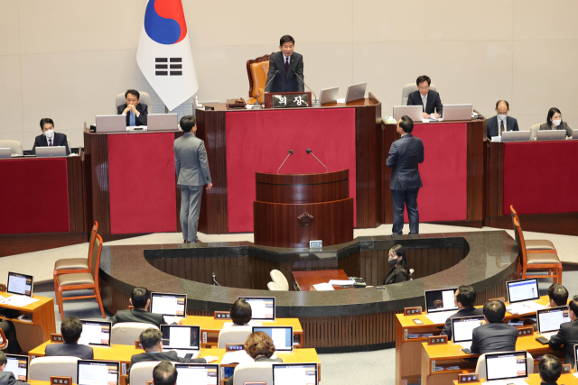 김진표 국회의장이 27일 국회에서 열린 본회의에서 여야 원내지도부를 불러 양곡관리법 일부개정 법률안을 3월 첫 본회의에서 처리할 것을 발표하자 더불어민주당 박홍근 원내대표와 진성준 원내수석부대표가 단상 앞으로 나와 항의하고 있다. 연합뉴스