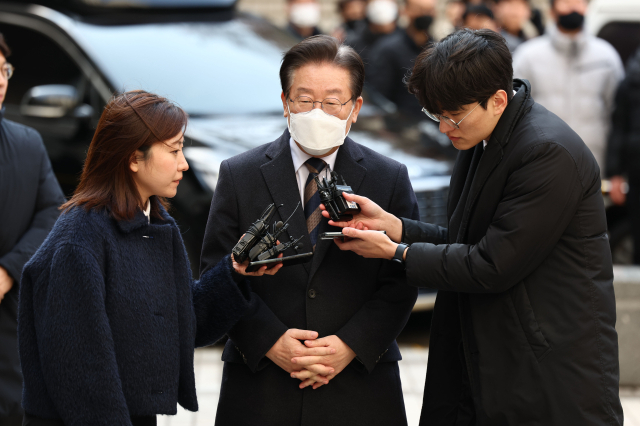 지난 대선 과정에서 허위 발언을 한 혐의로 재판에 넘겨진 더불어민주당 이재명 대표가 3일 오후 서초구 서울중앙지방법원에서 열린 공직선거법 위반 혐의 사건 오후 재판 출석을 위해 법정으로 출석하며 취재진 질문에 답하고 있다. 연합뉴스