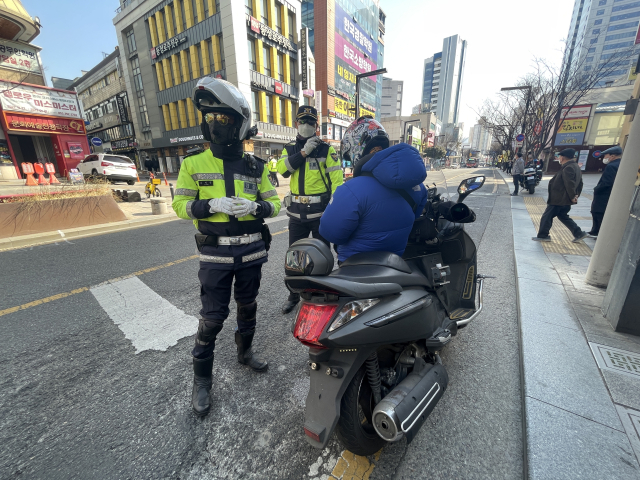 지난 3일 오후 2시 대구 중구 대중교통전용지구에서 도로교통법과 자동차관리법, 자동차손해배상보장법을 위반한 위법 이륜차가 적발돼 통고처분과 과태료 처분을 받고 있다. 한소연 기자