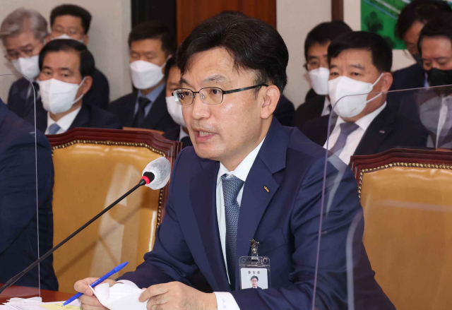 윤석열 대통령이 3일 오후 6시 40분께 나희승 한국철도공사 사장에 대한 해임건의안을 재가했다고 대통령실이 밝혔다. 지난 2022년 10월 국회에서 열린 국토교통위 국정감사에서 나 사장이 의원들의 질의에 답변하고 있다. 연합뉴스