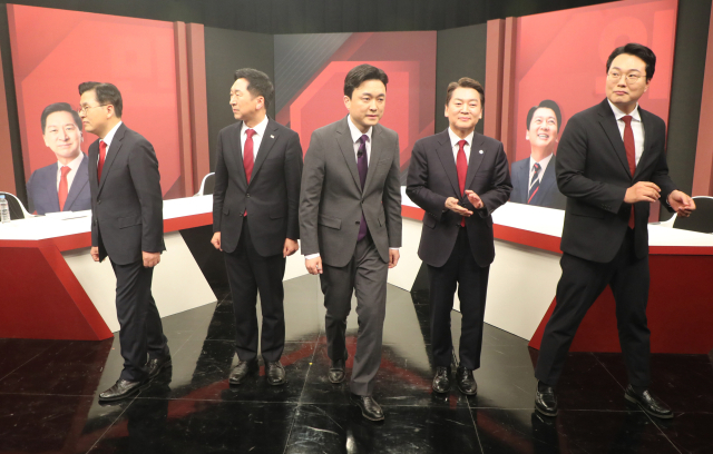 국민의힘 당대표 후보들이 3일 서울 마포구 채널A에서 열린 국민의힘 당대표 후보자 토론회에 참석해 기념촬영을 마친 뒤 자리로 돌아가고 있다. 연합뉴스