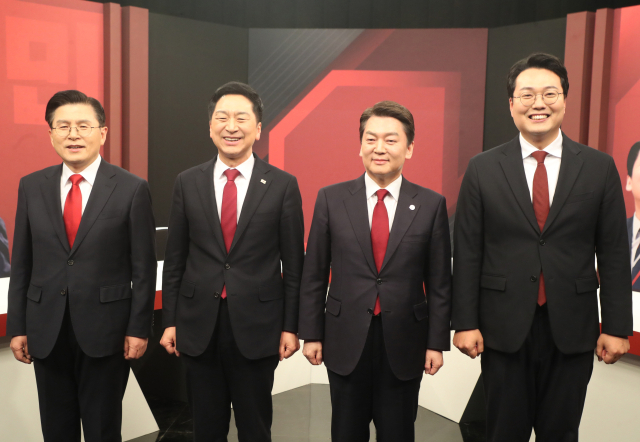 국민의힘 당대표 후보들이 3일 서울 마포구 채널A에서 열린 국민의힘 당대표 후보자 토론회에 참석해 기념촬영을 하고 있다. 왼쪽부터 황교안 후보, 김기현 후보, 안철수 후보, 천하람 후보. 연합뉴스
