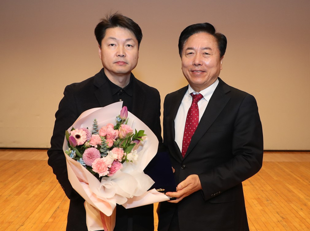안동시는 지난 3일 납세자의 날을 맞아 성실납세자 추첨해 상품권을 지급하고 5천만원 이상 납세 유공 법인 2곳과 1천만원 이상 납세 유공 개인 2명애개 유공 표창패를 수여했다. 사진은 인덕의료재단 이윤환 이사장. 안동시 제공