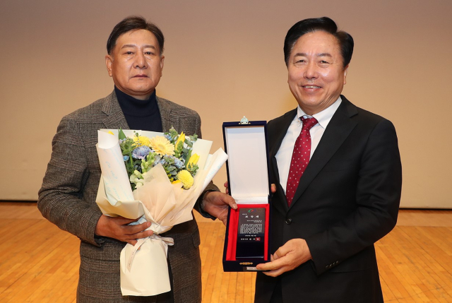 안동시는 지난 3일 납세자의 날을 맞아 성실납세자 추첨해 상품권을 지급하고 5천만원 이상 납세 유공 법인 2곳과 1천만원 이상 납세 유공 개인 2명애개 유공 표창패를 수여했다. 사진은 다존텍 신정호 대표. 안동시 제공