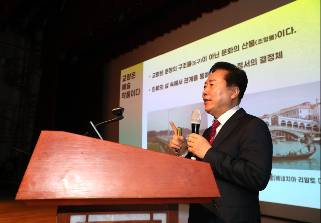 권기창 안동시장이 공직자들과의 공감 소통을 위해 매월 초 열리는 정례 조례 시간을 활용해 다양한 주제의 특강을 실시하고 있다. 사진은 지난 2일 