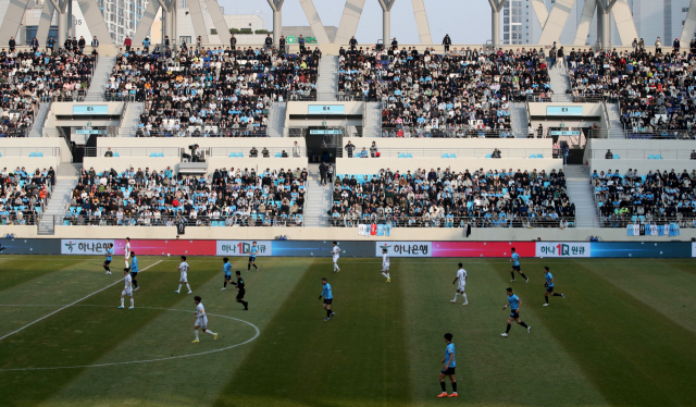 4일 대구 북구 DGB대구은행파크에서 개막한 대구FC와 제주유나이티드FC 축구단의 경기에서 관중들이 열띤 응원전을 펼치고 있다. 김영진 기자 kyjmaeil@imaeil.com