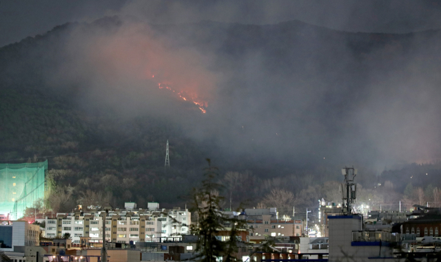 4일 오후 6시 5분쯤 대구 남구 앞산에서 산불이 발생해 산 정상부로 번지고 있다. 산림당국은 헬기, 소방대원 등을 투입해 4시간 25분 만인 밤 10시 30분쯤 주불을 잡았다. 김영진 기자 kyjmaeil@imaeil.com