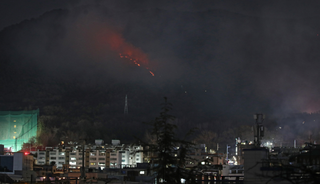 4일 대구 남구 대명동 앞산 3부 능선 근방에서 산불이 발생한 가운데 소방당국이 야간 진화 작업을 벌이고 있다. 김영진 기자 kyjmaeil@imaeil.com