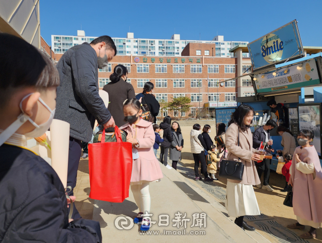 경북 안동에 있는 강남초등학교에서 병설유치원 입학식을 열었다. 김영진 기자