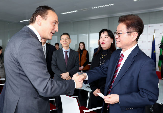 이철우 경북도지사가 이끄는 경북도 유럽 경제사절단이 이탈리아 피에몬테주에서 알베르토 치리오 주지사를 만나 두 도시 공통 산업에 대한 교류협력 방안을 논의했다. 경북도 제공
