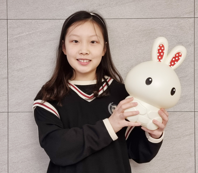 장예진 양이 애국토끼 저금통을 들어보이고 있다. 칠곡군 제공