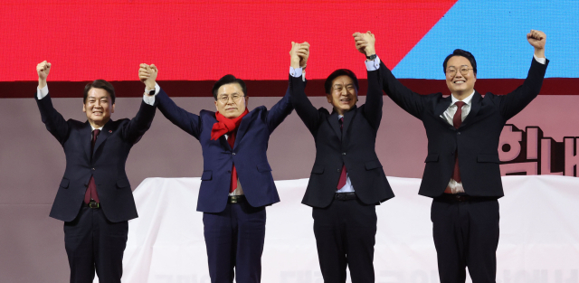 국민의힘 안철수(왼쪽부터), 황교안, 김기현, 천하람 당 대표 후보가 지난 2일 경기도 고양시 고양체육관에서 열린 제3차 전당대회 서울·인천·경기 합동연설회에서 손을 맞잡아 들고 인사하고 있다. 연합뉴스