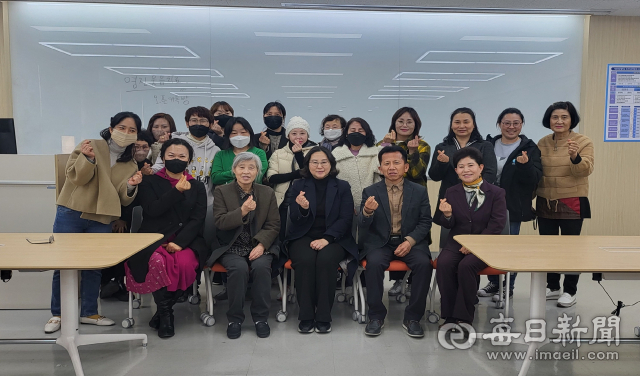 영진전문대 보건의료행정과 건강관리전공반 새내기들이 이영옥 보건의료행정과 학과장(앞줄 가운데)과 기념촬영을 하고 있다. 영진전문대 제공