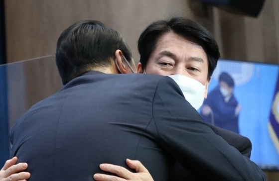지난해 3월 대선 후보 단일화 당시 윤석열 대통령과 안철수 국민의힘 당 대표 후보. 자료사진. 연합뉴스