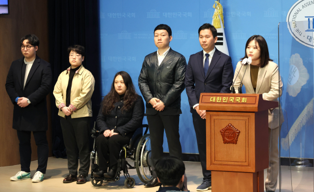 더불어민주당 박지현 전 비상대책위원장과 청년 당원들이 6일 국회 소통관에서 민주당이 나아가야 할 길이란 주제로 기자회견을 하고 있다. 연합뉴스