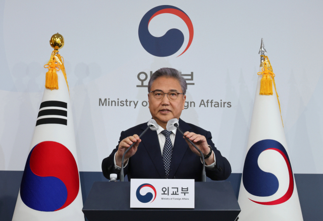 박진 외교부 장관이 6일 서울 종로구 도렴동 외교부 청사에서 2018년 대법원의 배상 확정판결을 받은 국내 강제징용 피해자들에게 행정안전부 산하 일제강제동원피해자지원재단(이하 재단)이 조성한 재원으로 판결금을 대신 변제하는 방안을 발표하고 있다. 연합뉴스