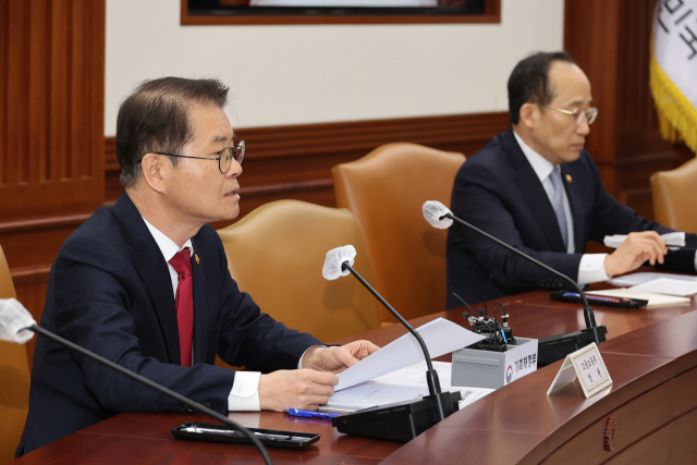 이정식 고용노동부 장관이 6일 정부서울청사에서 열린 비상경제장관회의에 참석해 발언하고 있다. 연합뉴스