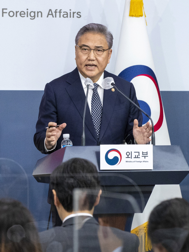 박진 외교부 장관이 6일 서울 종로구 외교부 청사에서 2018년 대법원의 배상 확정판결을 받은 국내 강제징용 피해자들에게 행정안전부 산하 일제강제동원피해자지원재단(이하 재단)이 조성한 재원으로 판결금을 대신 변제하는 방안을 발표하고 있다. 연합뉴스
